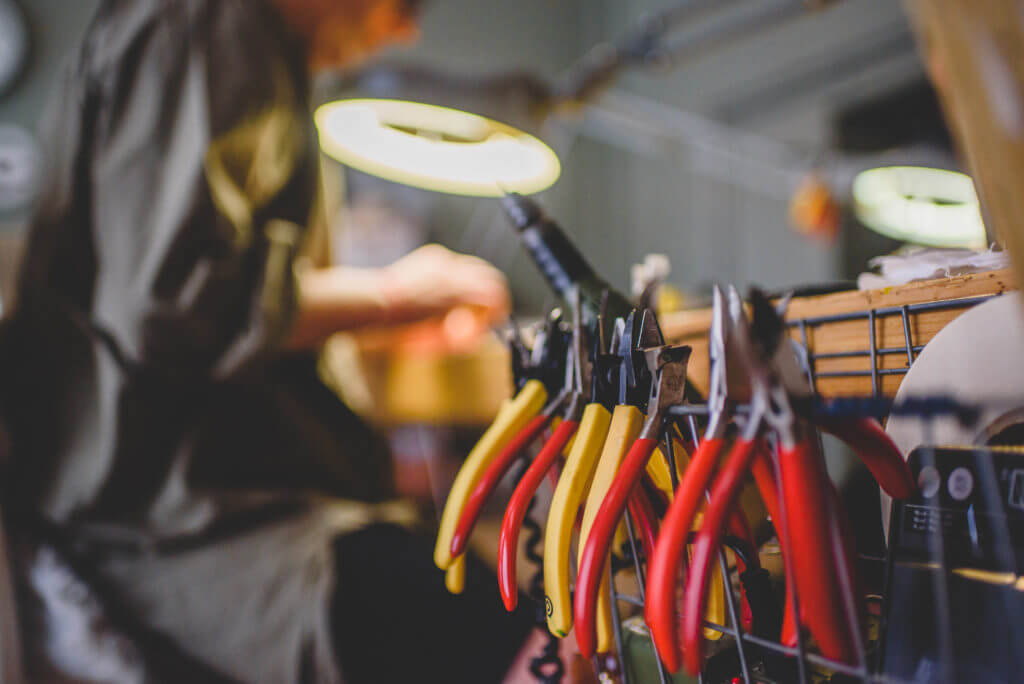 ミラノ在住のLaura Kretscheiラウラ・クレッシェル率いるクリエイティブ集団が手がけるアクセサリーブランドです